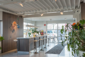 Blue Tomato Coffeeshop Hoorn - Lichte, moderne en transparante uitstraling
